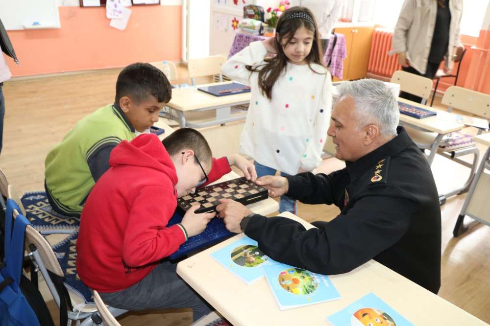Jandarma g&ouml;rme engelli miniklerin g&ouml;n&uuml;llerine dokundu