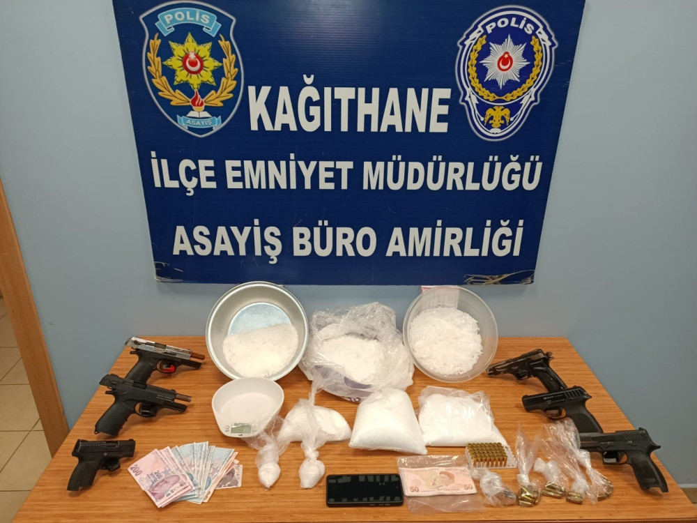 Kağıthane’de uyuşturucu satan iki şüpheli yakalandı