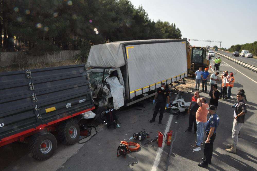  Kamyonet, buğday y&uuml;kl&uuml; r&ouml;morka arkadan &ccedil;arptı: 3 &ouml;l&uuml;, 1 yaralı