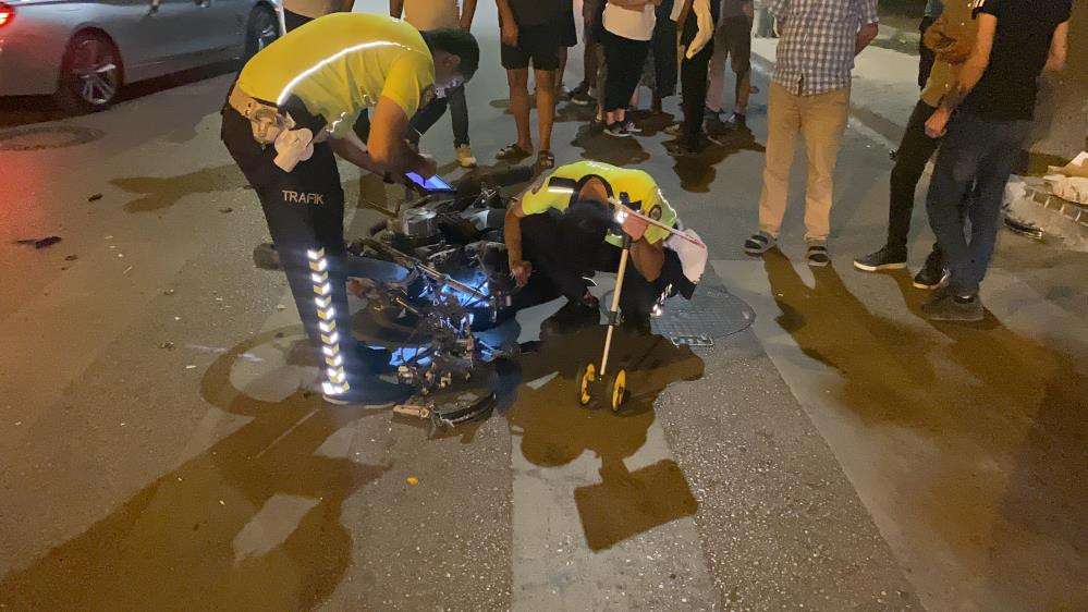 Kamyonet ile motosiklet &ccedil;apıştı: 1 &ouml;l&uuml;, 1 yaralı