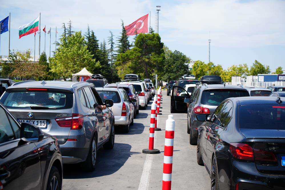   Kapıkule'de rekor: 3 milyon 814 bin 544 yolcu girişi ve &ccedil;ıkışı oldu