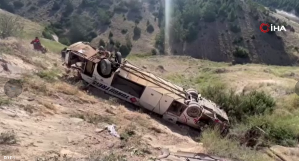 Kars'ta yolcu otob&uuml;s&uuml; şarampole u&ccedil;tu: &Ccedil;ok sayıda &ouml;l&uuml; ve yaralı var
