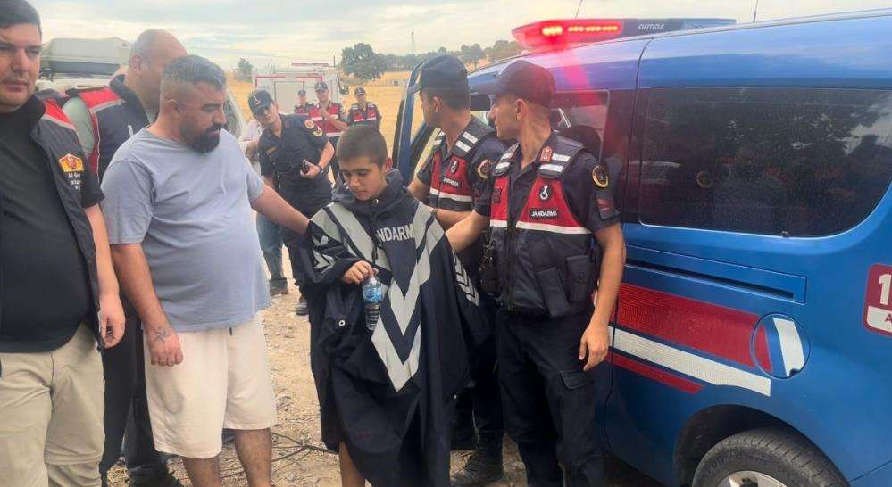 Kayıp &ccedil;ocuğu jandarma ağa&ccedil;ta uyurken buldu