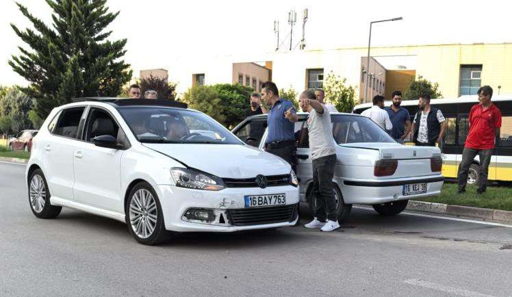  Kaza yapan s&uuml;r&uuml;c&uuml;: "Hatasız, boyasız aracım hasar g&ouml;rd&uuml;"