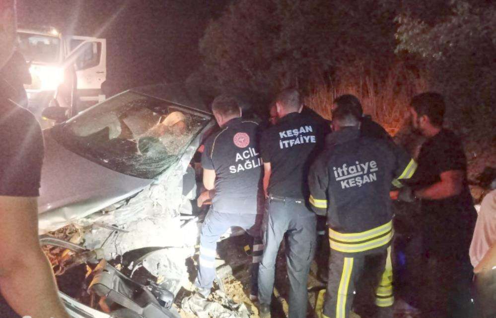 Keşan&rsquo;da hafif ticari ara&ccedil; ile otomobilin &ccedil;arpıştığı kazada 6 kişi yaralandı