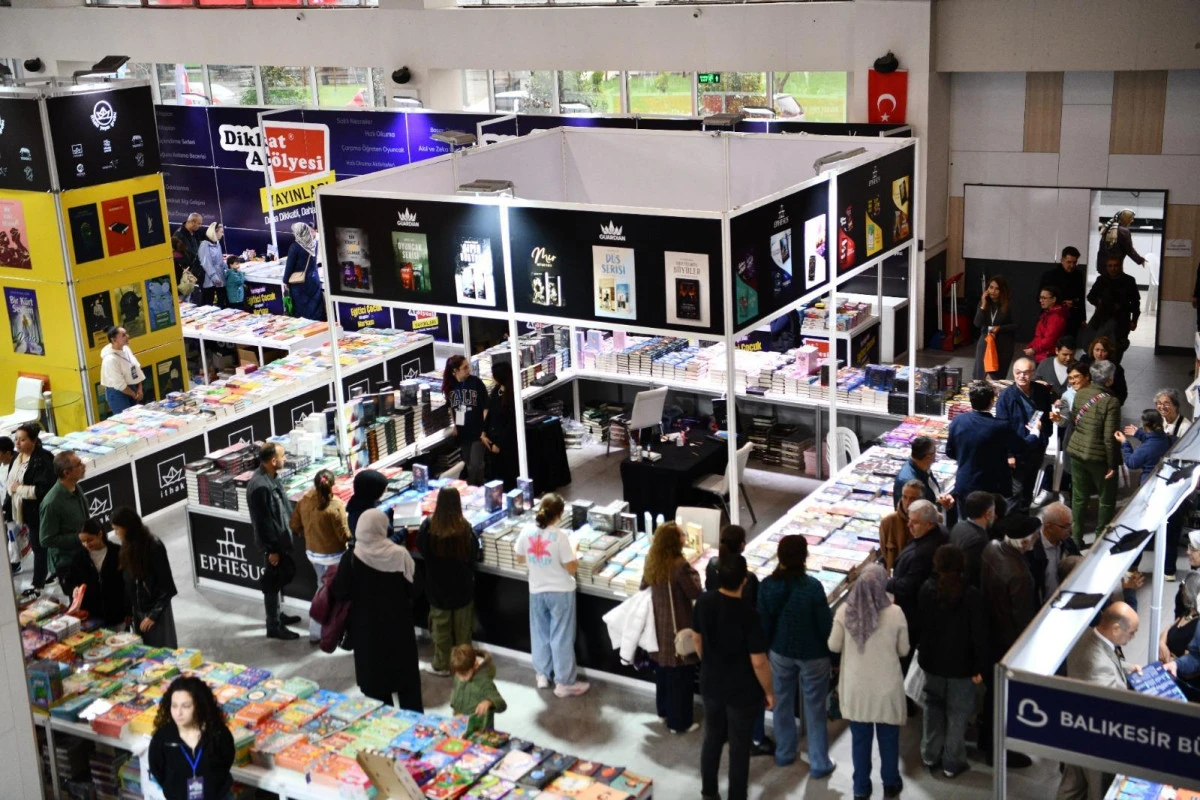 Kitap Fuarı&rsquo;na ziyaret&ccedil;i akını