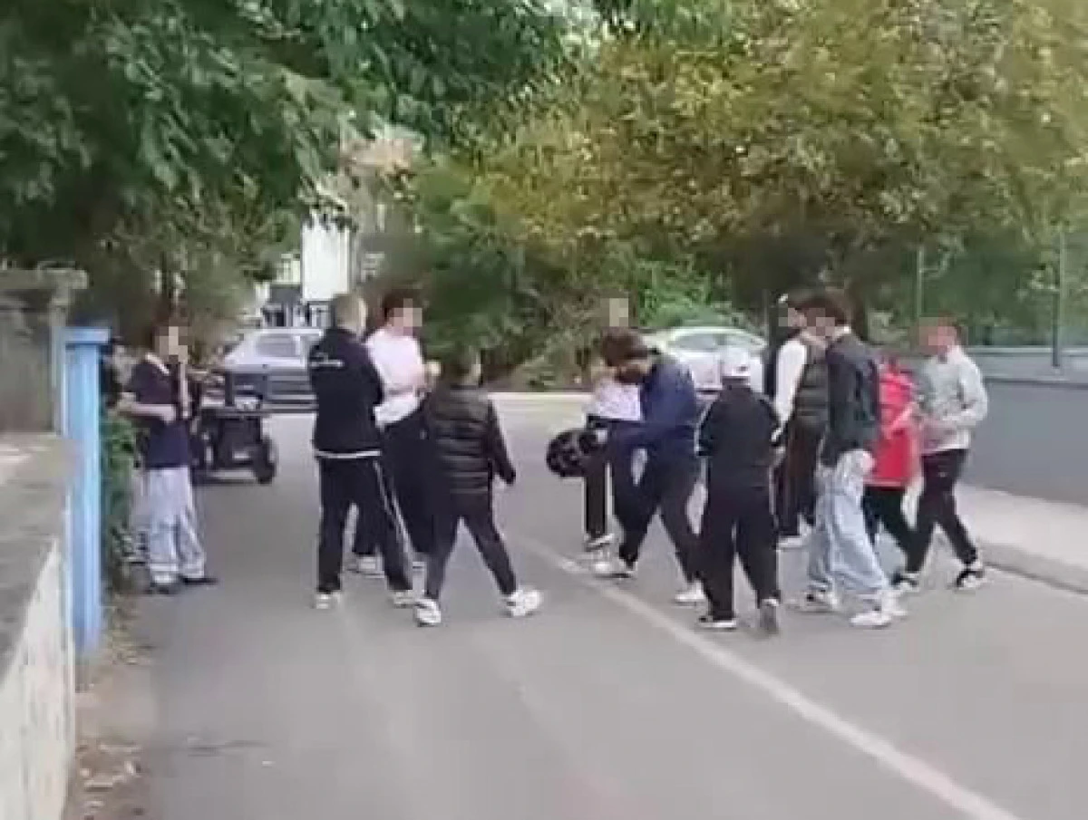 Kız meselesi sebebiyle darp ettikleri gencin &ccedil;enesini kırdırlar: 4 ş&uuml;pheli adliyede!