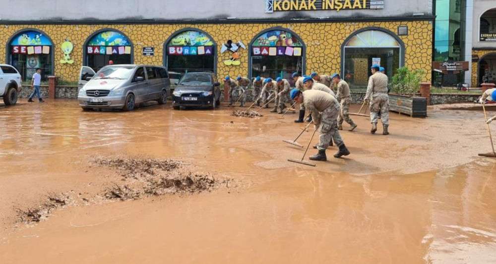 Komandolar selin vurduğu Bartın&rsquo;da temizlik i&ccedil;in kolları sıvadı