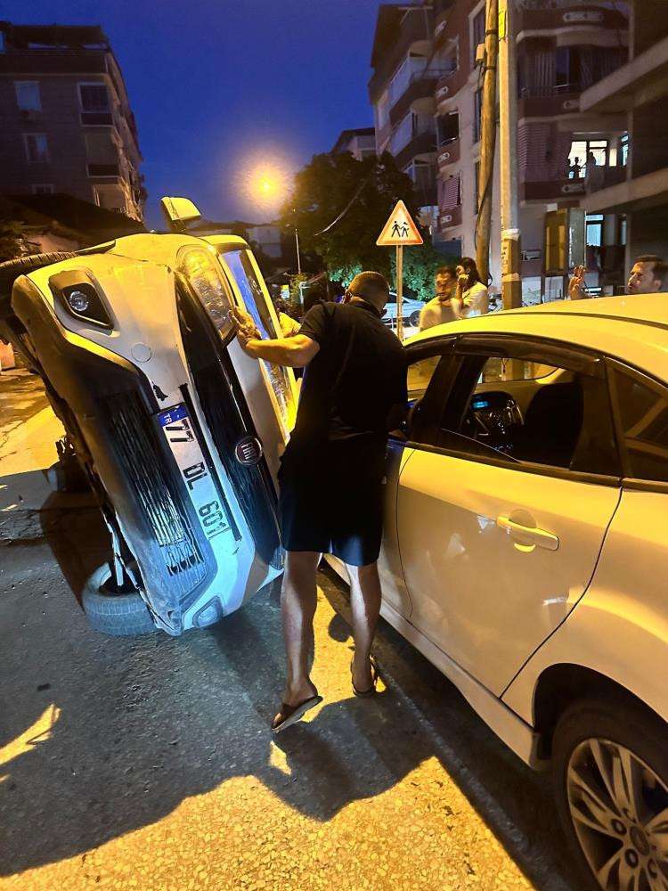 Kontrolden &ccedil;ıkan hafif ticari ara&ccedil; 2 otomobile &ccedil;arptı