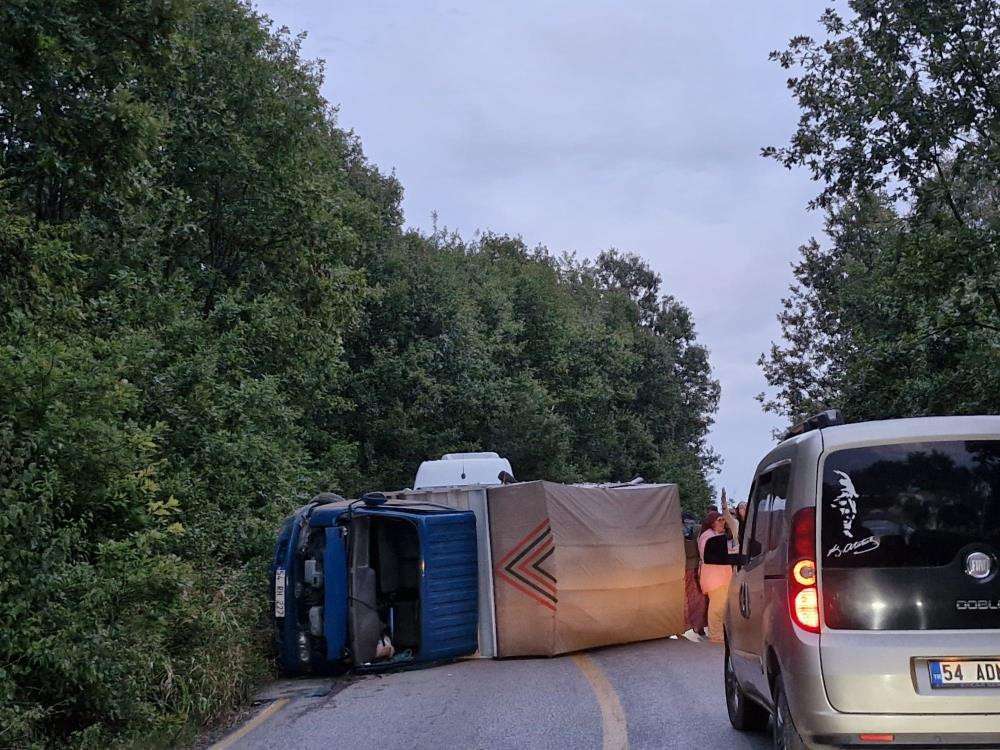Kontrolden &ccedil;ıkan kamyonet yan yattı: 8 yaralı