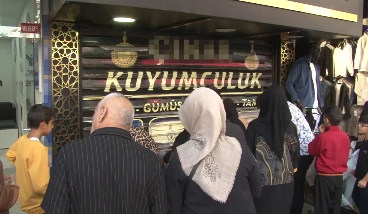 Kuyumcu altınları alıp ka&ccedil;tı, vatandaşlar d&uuml;kkanı yağmalamaya &ccedil;alıştı