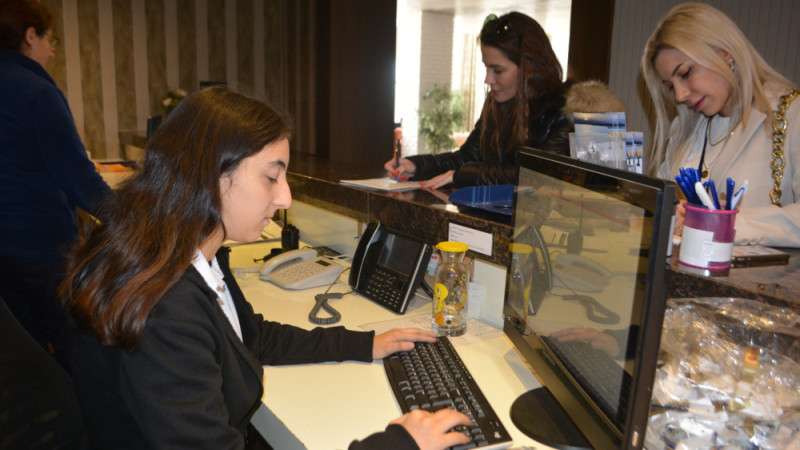 Liseli &ouml;ğrenciler hem para kazandı, hem otelcilik &ouml;ğrendi! 