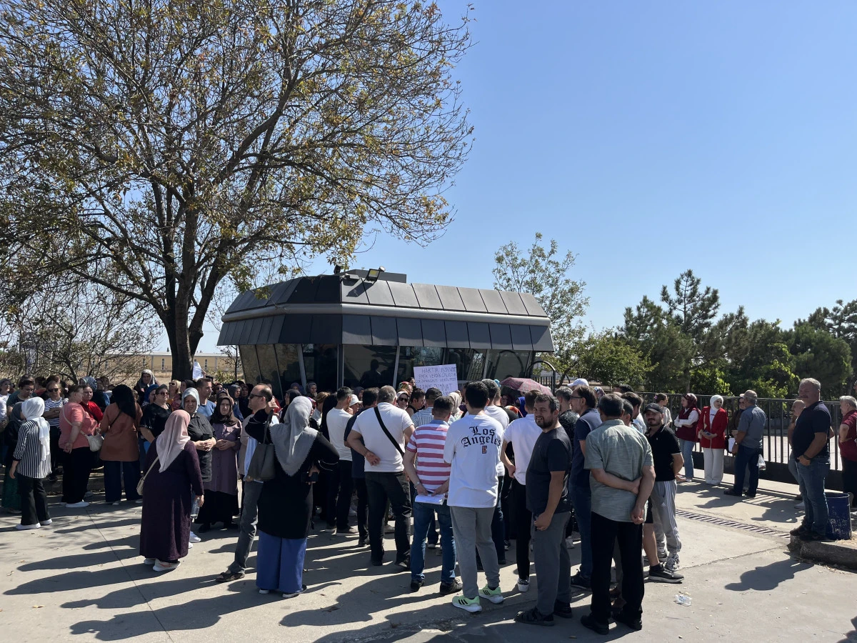 Mağdur iş&ccedil;iler fabrika kapısına dayandı