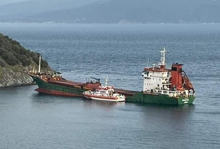 Marmara Adası'nda karaya oturan gemi kurtarıldı