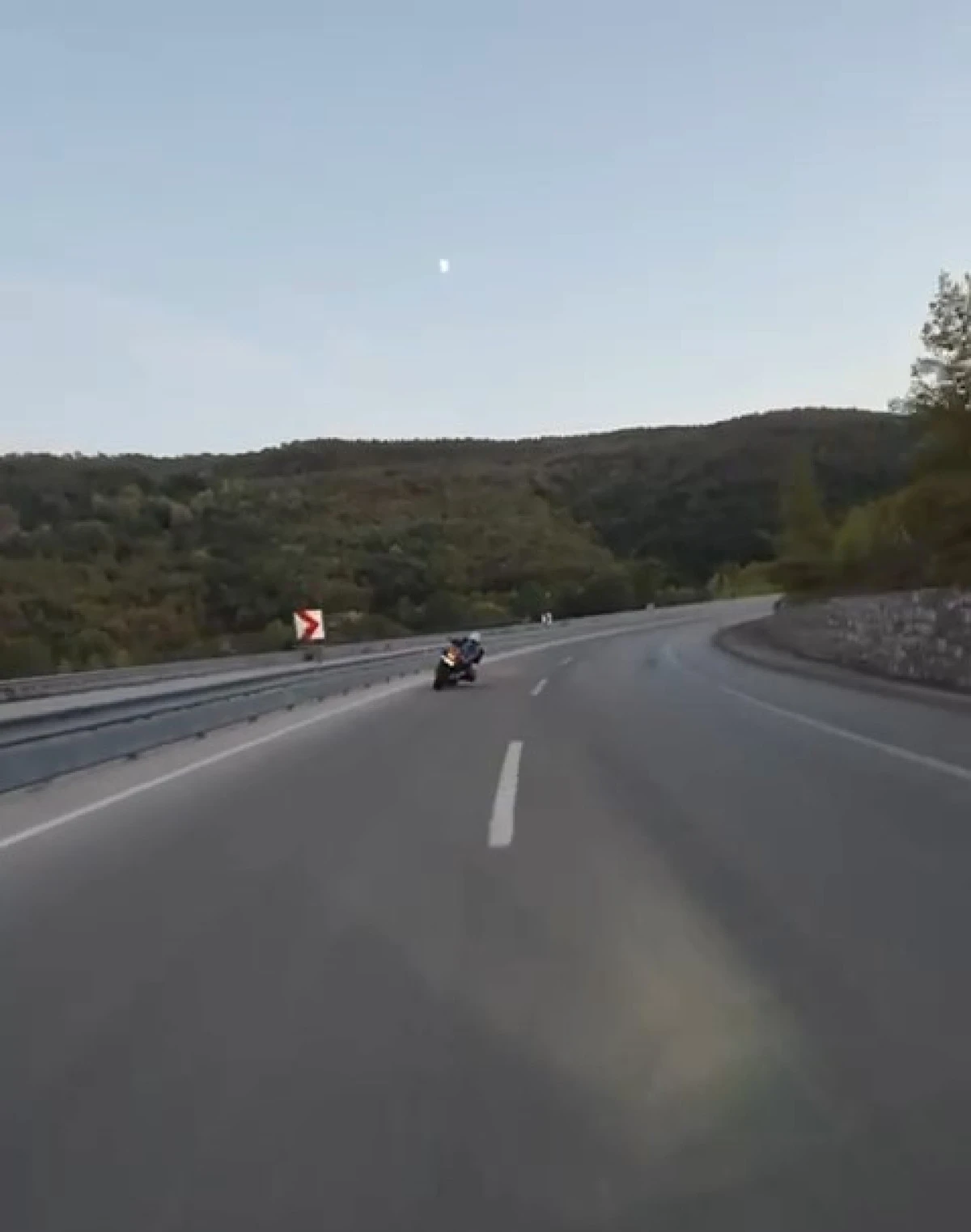 MOTOSİKLETLİ VİRAJI ALAMADI! FECİ KAZA KASK  KAMERASINA YANSIDI!