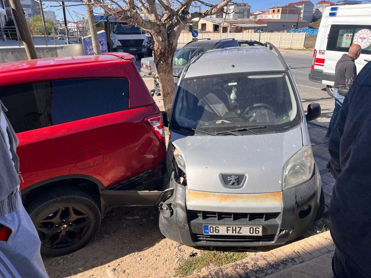 &Ouml;nce seyir halindeki araca, sonra park halindeki araca &ccedil;arptı