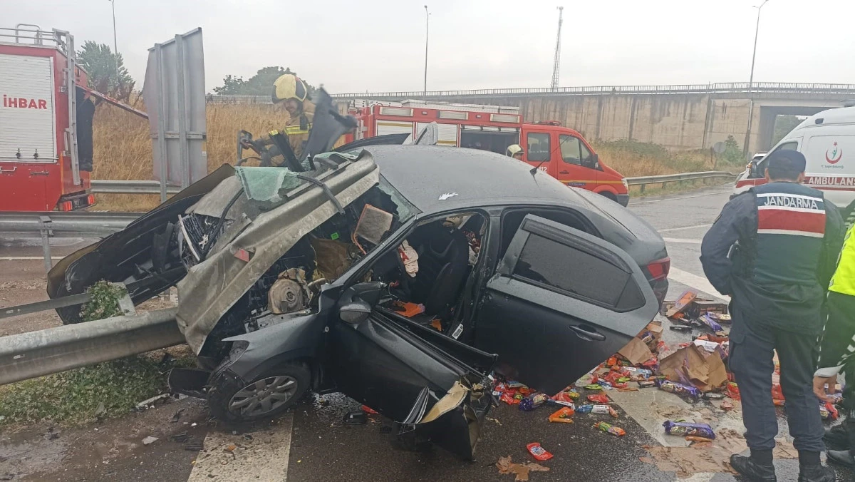 Otomobil bariyerlere saplandı; 1'i ağır 2 kişi yaralandı