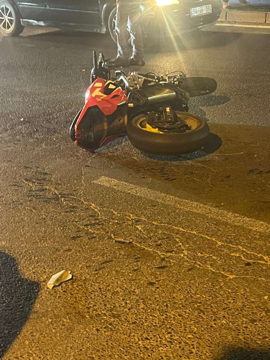 Otomobille &ccedil;arpışan motosikletteki 2 şahıs yaralandı