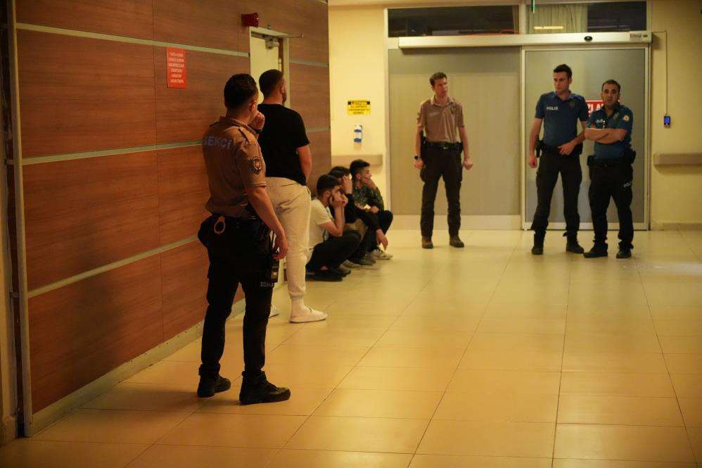Polisin dur ihtarına uymayan ara&ccedil;ta, Iraklı 4 ka&ccedil;ak g&ouml;&ccedil;men ve 1 g&ouml;&ccedil;men ka&ccedil;ak&ccedil;ısı yakalandı