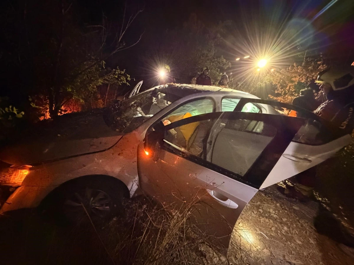 Ref&uuml;je u&ccedil;an otomobildeki 3 kişi yaralandı