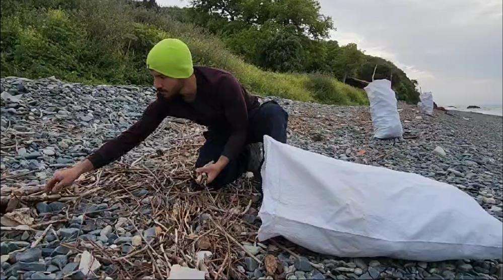  Sahilden topladığı odun par&ccedil;alarını adeta sanat eserine d&ouml;n&uuml;şt&uuml;r&uuml;yor