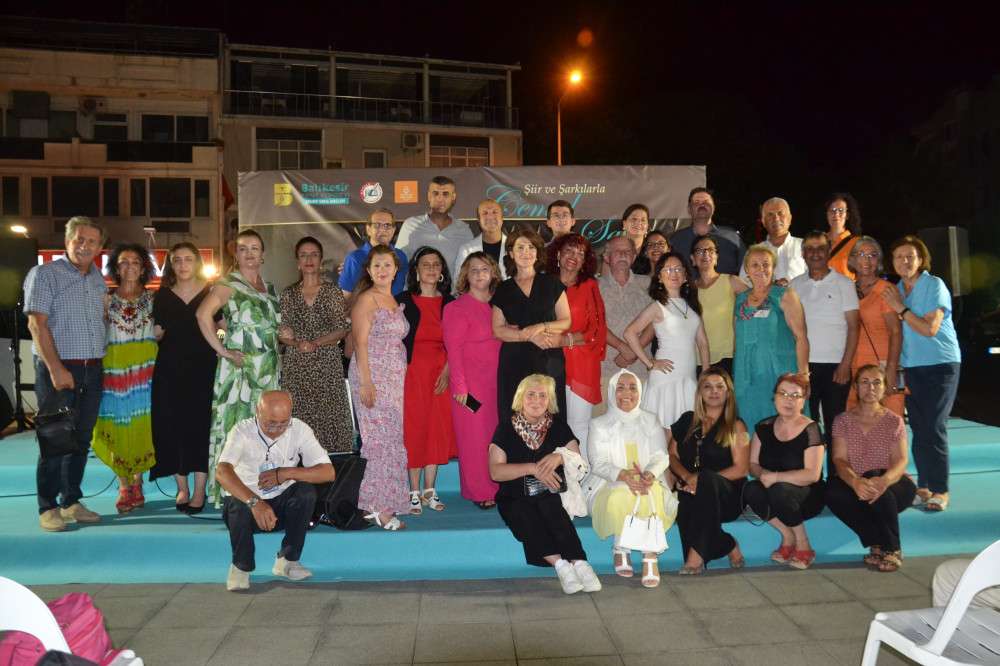 Şair Cemal Safi Ak&ccedil;ay'da şiir ve şarkılarla anıldı