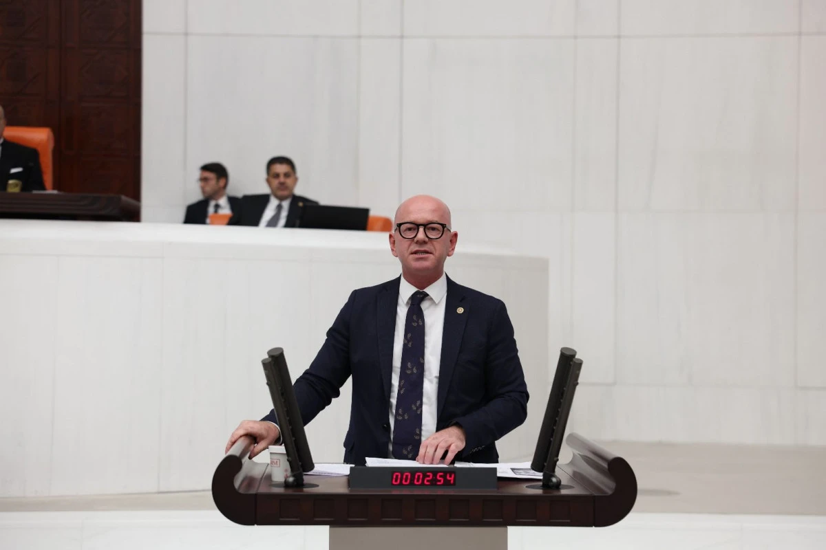SERKAN SARI&rsquo;DAN YURT TEPKİSİ:  &ldquo;AKP&rsquo;NİN ŞANTİYESİNDE KIZLARIMIZI BARINDIRMAYA ZORLUYORLAR&rdquo;