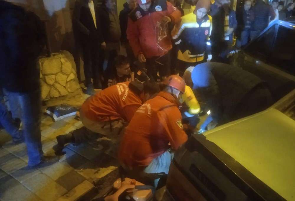 Sürücü direksiyon hakimiyetini kaybetti park halindeki araçlara çarptı: 3 yaralı