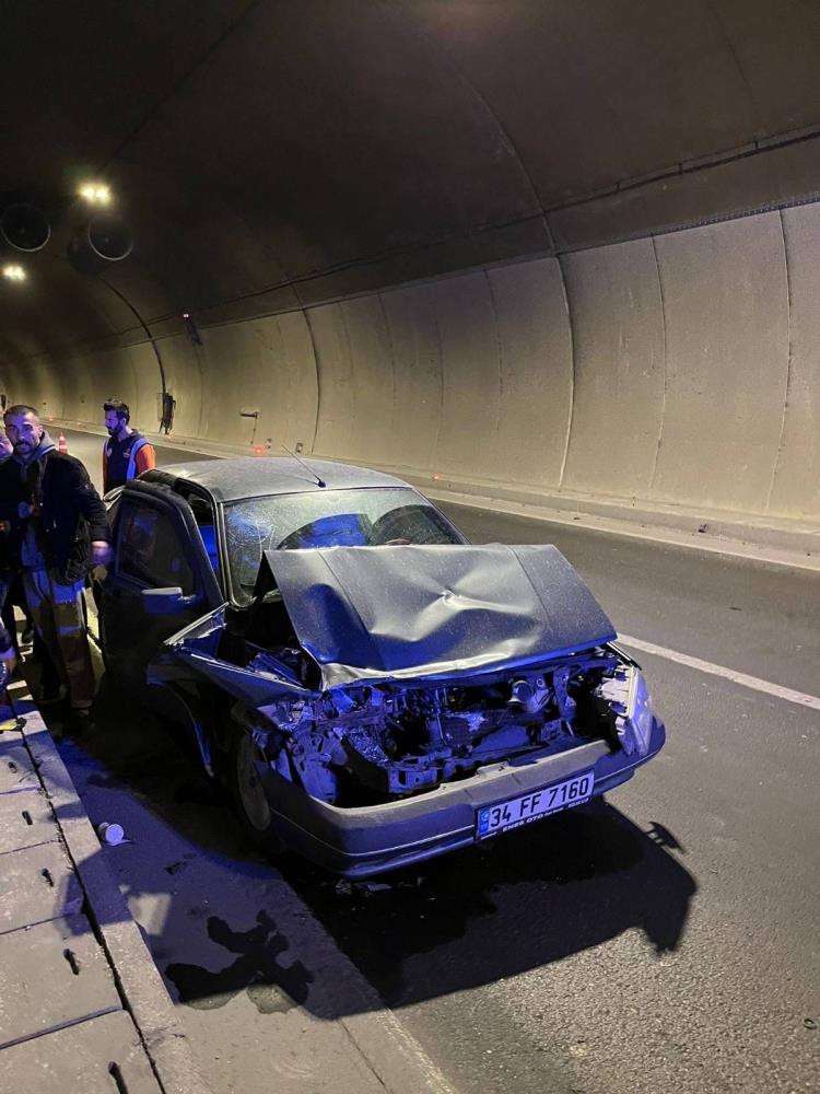 T&uuml;nelde meydana gelen trafik kazasında 2 kişi yaralandı
