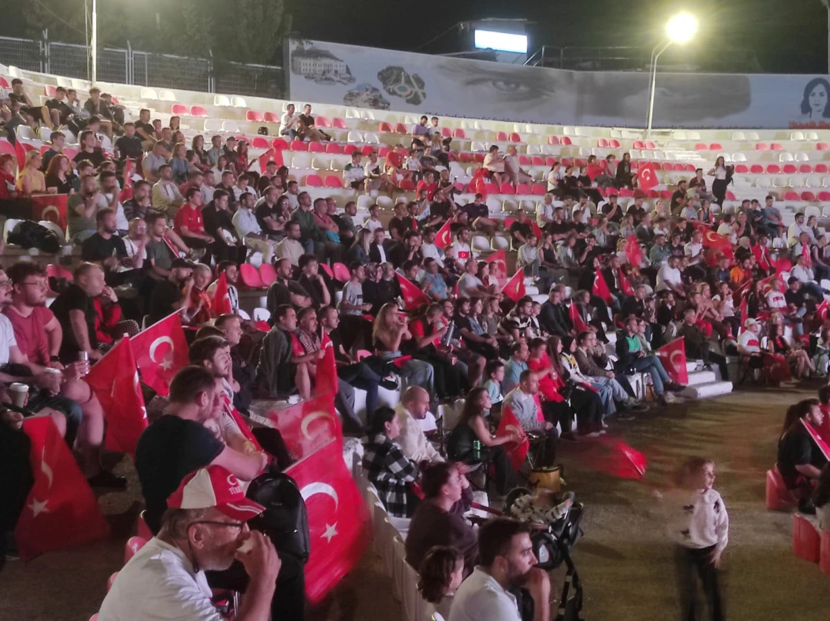 T&uuml;rkiye'nin Yunanistan galibiyetini dev ekranda izlediler