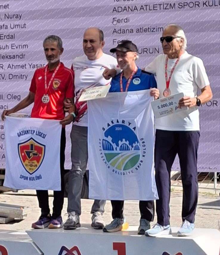 Uluslararası maratonda birincilik k&uuml;rs&uuml;s&uuml; Sakaryalı sporcunun