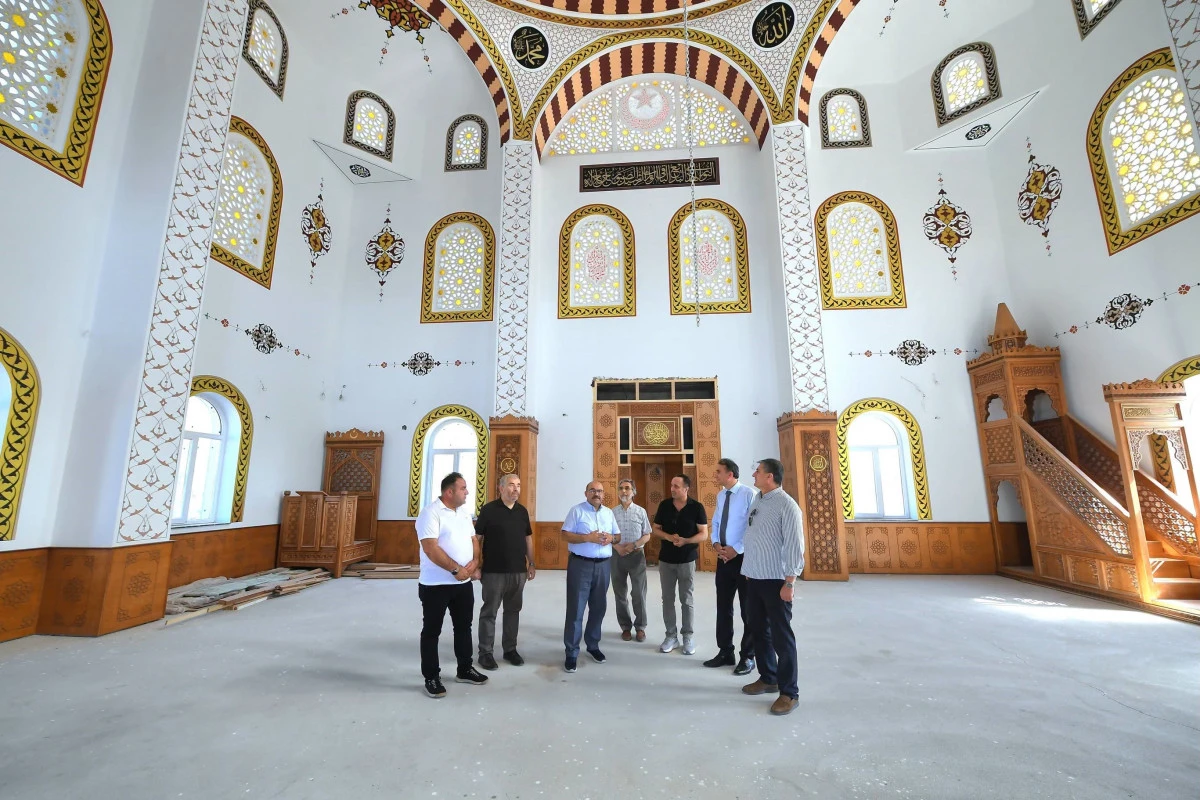 Vali Ustaoğlu Edremit&rsquo;te yapımı s&uuml;ren cami inşaatını inceledi