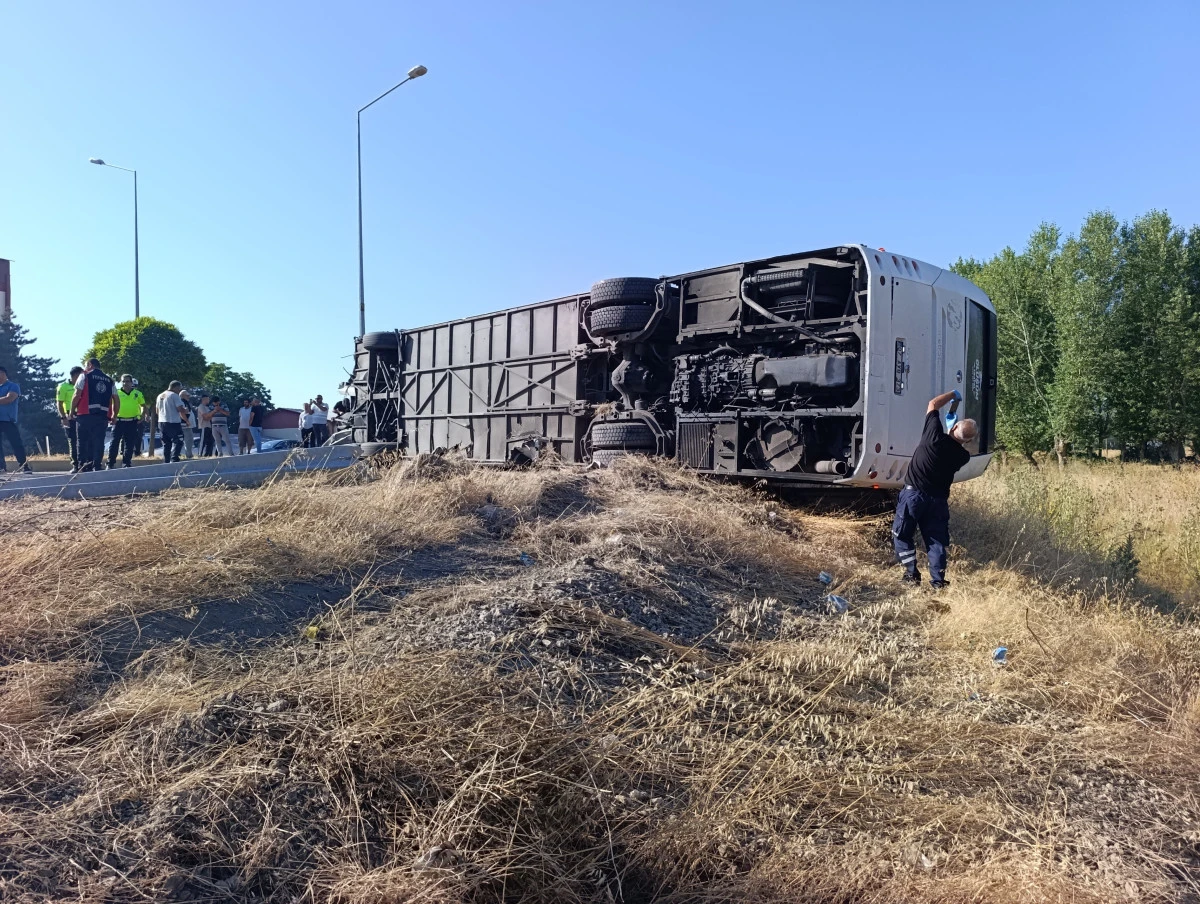 Yolcu otob&uuml;s&uuml; devrildi: 22 yaralı 