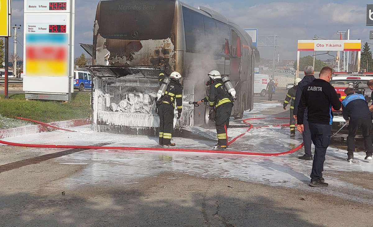 Yolcu otob&uuml;s&uuml;nde yangın: S&uuml;r&uuml;c&uuml; aracı akaryakıt istasyonuna &ccedil;ekip itfaiyeyi aradı