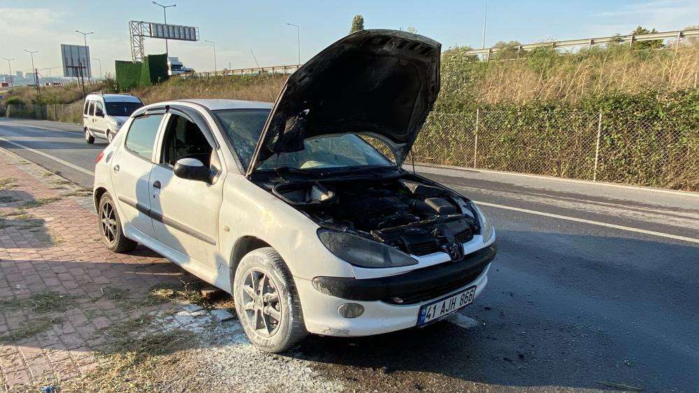 Yoldan ge&ccedil;en mikser aracı yanan otomobili k&uuml;l olmaktan kurtardı