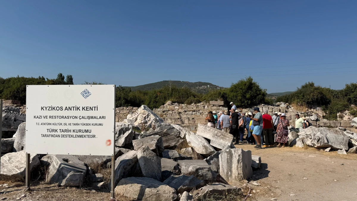 Yunan turistlerden Kyzikos Antik Kenti'ne ziyaret