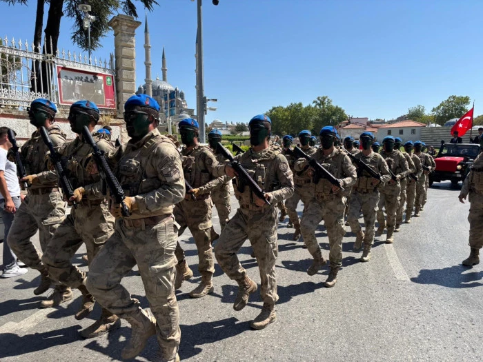 Zafer y&uuml;r&uuml;y&uuml;ş&uuml; dosta g&uuml;ven, d&uuml;şmana korku!